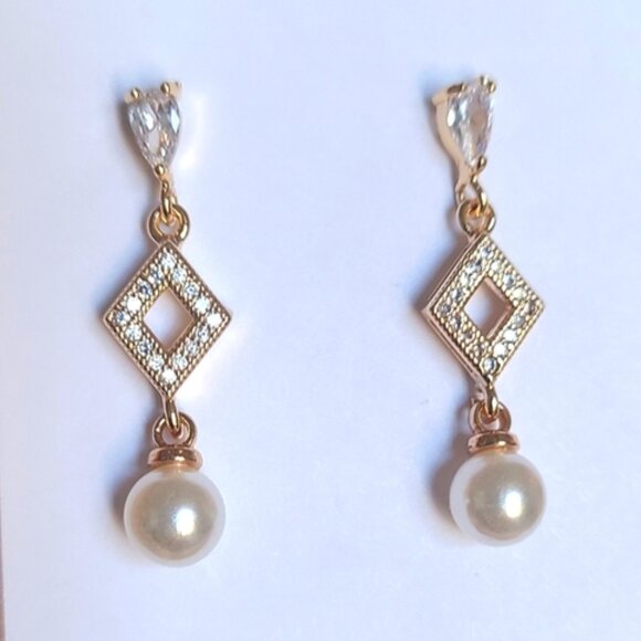 Gorgeous Handcrafted Gold Tone Pearl Drop Crystal Dangle Elegant Earrings - Picture 1 of 10